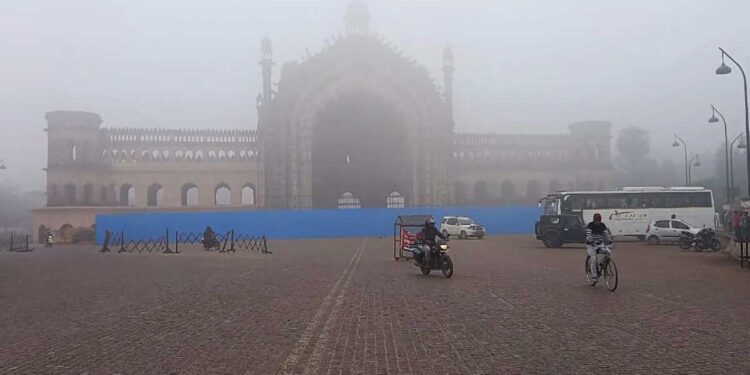नवंबर की ठंड ने बढ़ाई सिहरन, यूपी में सुबह-शाम कोहरा, हवा में जहर बरकरार, AQI अब भी खतरनाक स्तर पर