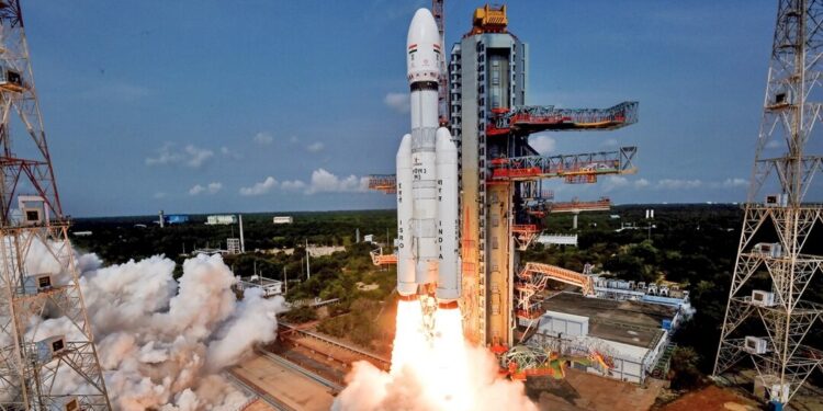 ISRO का बाहुबली रॉकेट करेगा समंदर में भारत की बादशाहत कायम, CMS-03 उपग्रह से मजबूत होगी नौसेना की ताकत