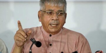 आज देश दो रास्तों पर खड़ा है, संविधान दिवस पर PM मोदी की चिट्ठी को लेकर भड़के प्रकाश अंबेडकर, RSS को बताया आतंकवादी संगठन