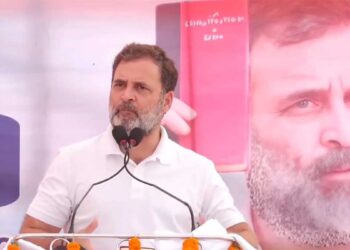 PM Modi ने यमुना में नहाने से इनकार किया, छठी मईया विवाद पर राहुल गांधी का पलटवार