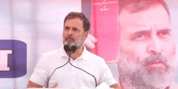 PM Modi ने यमुना में नहाने से इनकार किया, छठी मईया विवाद पर राहुल गांधी का पलटवार