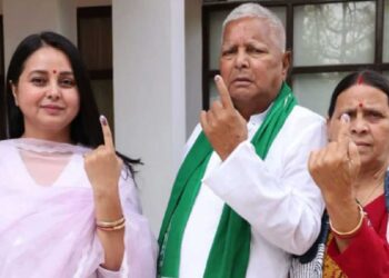 लालू परिवार में महाभारत, रोहिणी आचार्य ने तेजस्वी यादव पर लगाए गंभीर आरोप, चप्पल उठाने की बात सामने आई, पार्टी में कलह उजागर
