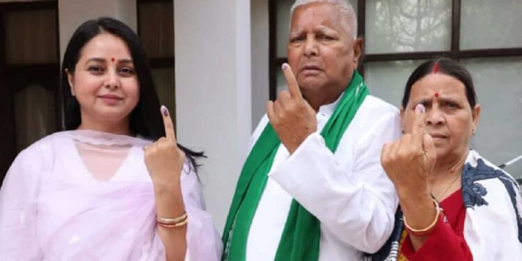 लालू परिवार में महाभारत, रोहिणी आचार्य ने तेजस्वी यादव पर लगाए गंभीर आरोप, चप्पल उठाने की बात सामने आई, पार्टी में कलह उजागर