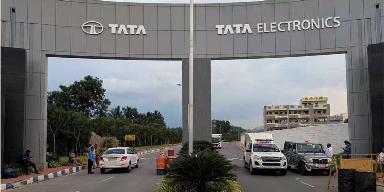 छंटनी के बीच टाटा ग्रुप की गुड न्यूज, Tata Electronics में 15000 लोगों को मिलेगी नौकरी, होसुर प्लांट में होगी हायरिंग