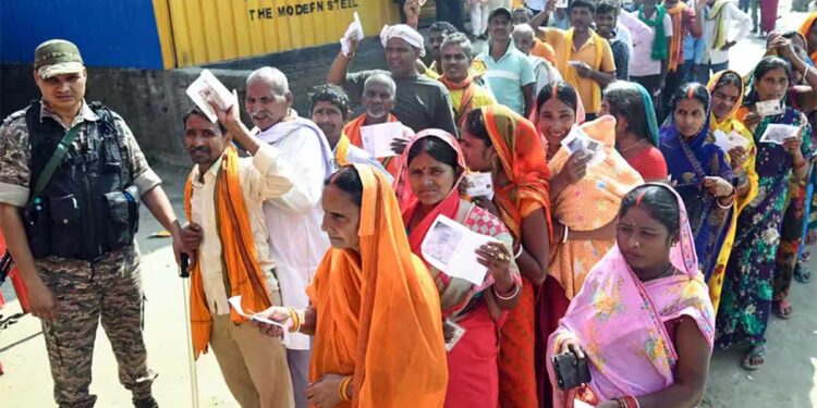 Bihar Election 2025, पहले चरण की वोटिंग पूरी तरह शांतिपूर्ण, चुनाव आयोग ने कहा – किसी भी बूथ पर नहीं हुई गड़बड़ी