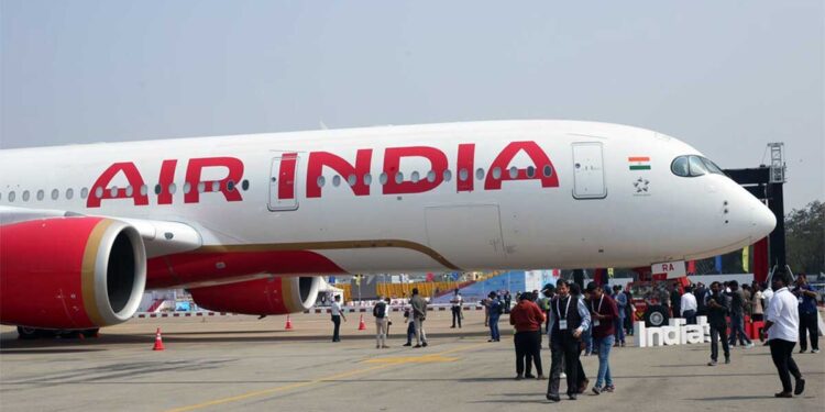 दिल्ली से मुंबई जा रहे एयर इंडिया विमान की इमरजेंसी लैंडिंग, बाल-बाल बचे यात्री