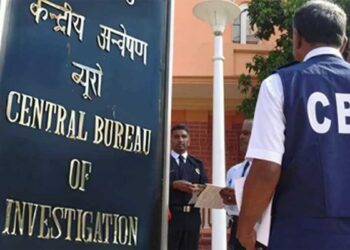 मुंबई में CBI का बड़ा धमाका, 5 लाख की रिश्वत लेते रंगे हाथों पकड़ा गया CGST सुपरिंटेंडेंट, घर से मिला नोटों का जखीरा