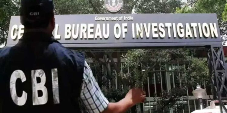 साइबर ठगी में बैंक वाले ही निकले मास्टरमाइंड, CBI ने लेडी मैनेजर समेत दो अफसरों को दबोचा, ऐसे कर रहे थे खेला