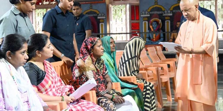 गरीबों को उजाड़ने वाले कतई न बख्शे जाएंगे..., कड़ाके की ठंड में CM योगी का जनता दर्शन, अफसरों को दिए सख्त निर्देश