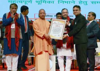 युवा शक्ति से समृद्ध होगा सहकारिता क्षेत्र, CM योगी ने किया युवा सहकार सम्मेलन का आगाज, वाराणसी और महाराजगंज के DM सम्मानित