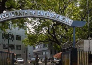 ED की दिल्ली में बड़ी रेड, सूटकेस में मिले करोड़ों के हीरे-जेवरात, 5 करोड़ कैश गिनने के लिए मंगानी पड़ी मशीन