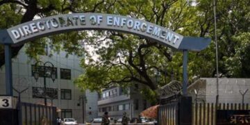 ED की दिल्ली में बड़ी रेड, सूटकेस में मिले करोड़ों के हीरे-जेवरात, 5 करोड़ कैश गिनने के लिए मंगानी पड़ी मशीन