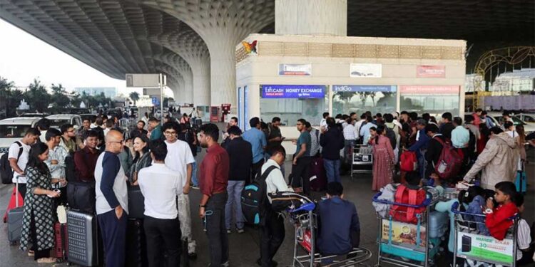 इंडिगो संकट, CEO पीटर एल्बर्स को सरकार ने किया तलब, अब तक 827 करोड़ रुपये रिफंड