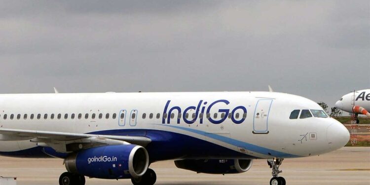 इंडिगो का बड़ा ऐलान, जिनकी फ्लाइट रद्द हुई, उन्हें मिलेगा 10000 रुपये का मुआवजा वाउचर और सरकारी रिफंड