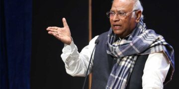 कांग्रेस के 140वें स्थापना दिवस पर खरगे ने भरी हुंकार, मोदी सरकार पर लगाए गंभीर आरोप