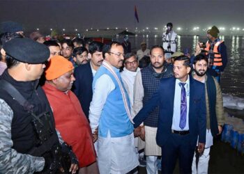 सतुआ बाबा के चक्कर में न पड़ो..., माघ मेले में डिप्टी सीएम केशव मौर्य ने DM की लगाई क्लास, रोटी बनाने वाले वीडियो पर कसा तंज