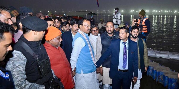 सतुआ बाबा के चक्कर में न पड़ो..., माघ मेले में डिप्टी सीएम केशव मौर्य ने DM की लगाई क्लास, रोटी बनाने वाले वीडियो पर कसा तंज