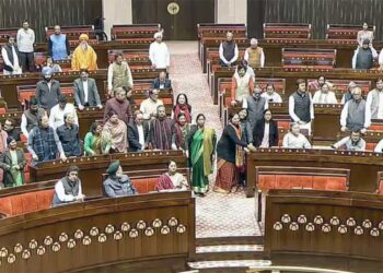 संसद में G Ram G बिल पर भीषण संग्राम, वेल में पहुंचे विपक्षी सांसद, शिवराज बोले- गांधी के आदर्शों की हत्या कर रही कांग्रेस