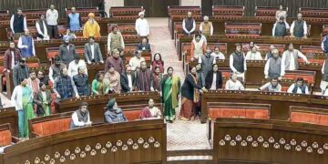 संसद में G Ram G बिल पर भीषण संग्राम, वेल में पहुंचे विपक्षी सांसद, शिवराज बोले- गांधी के आदर्शों की हत्या कर रही कांग्रेस