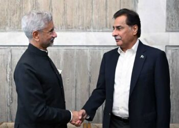 ऑपरेशन सिंदूर के बाद पहली बार हुआ आमना-सामना: ढाका में पाकिस्तानी नेता से मिले एस जयशंकर, तस्वीर हुई वायरल