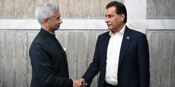 ऑपरेशन सिंदूर के बाद पहली बार हुआ आमना-सामना: ढाका में पाकिस्तानी नेता से मिले एस जयशंकर, तस्वीर हुई वायरल