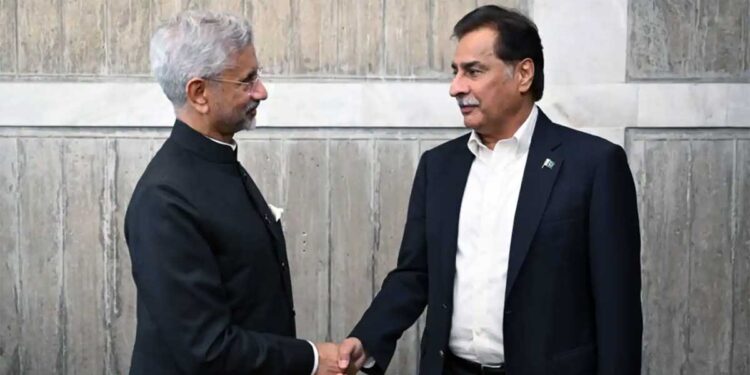 ऑपरेशन सिंदूर के बाद पहली बार हुआ आमना-सामना: ढाका में पाकिस्तानी नेता से मिले एस जयशंकर, तस्वीर हुई वायरल