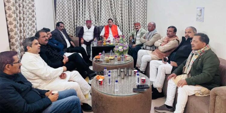 यूपी में 100 सीटों पर खतरा? पंकज चौधरी की ताजपोशी के बाद एकजुट हुए ब्राह्मण विधायक, लिट्टी-चोखा पर पकी सियासत