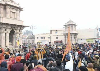 नए साल के जश्न से पहले ही काशी में जनसैलाब, 10 गुना बढ़ी भीड़, बड़े वाहनों की एंट्री पर...