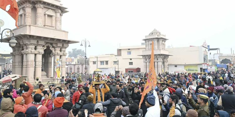 नए साल के जश्न से पहले ही काशी में जनसैलाब, 10 गुना बढ़ी भीड़, बड़े वाहनों की एंट्री पर...