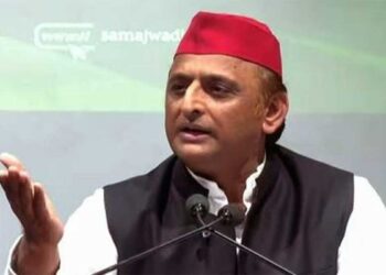 'डबल इंजन ही नहीं, अब डिब्बे भी भिड़ रहे', यूपी में बीच सड़क पर भिड़े BJP के मंत्री-विधायक, अखिलेश ने ली चुटकी