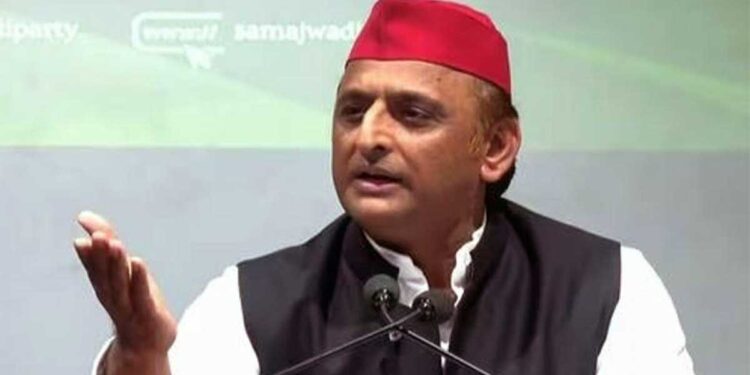 'डबल इंजन ही नहीं, अब डिब्बे भी भिड़ रहे', यूपी में बीच सड़क पर भिड़े BJP के मंत्री-विधायक, अखिलेश ने ली चुटकी