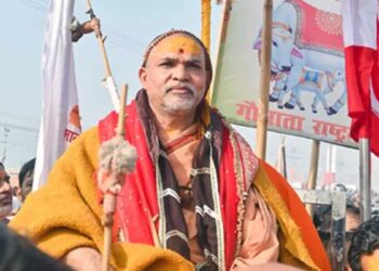 शंकराचार्य के शिविर में डंडे लेकर घुसे युवक, लगे 'बुलडोजर बाबा' के नारे, पुलिस के उड़े होश