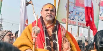 शंकराचार्य के शिविर में डंडे लेकर घुसे युवक, लगे 'बुलडोजर बाबा' के नारे, पुलिस के उड़े होश