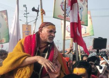 माघ मेले में शंकराचार्य का रथ रोकने पर बवाल, पुलिस पर संतों को मारने का आरोप, सीएम योगी पर साधा निशाना