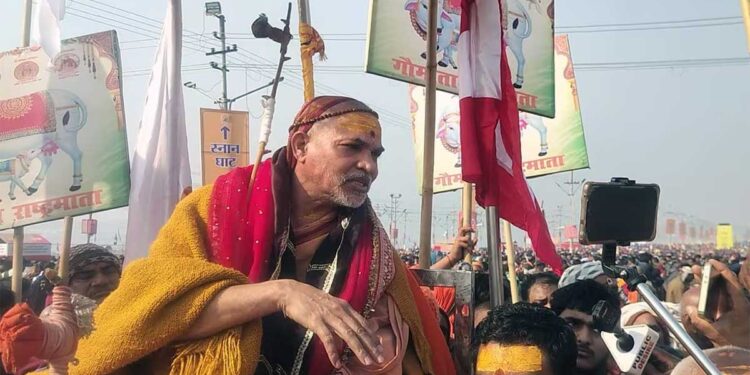 माघ मेले में शंकराचार्य का रथ रोकने पर बवाल, पुलिस पर संतों को मारने का आरोप, सीएम योगी पर साधा निशाना