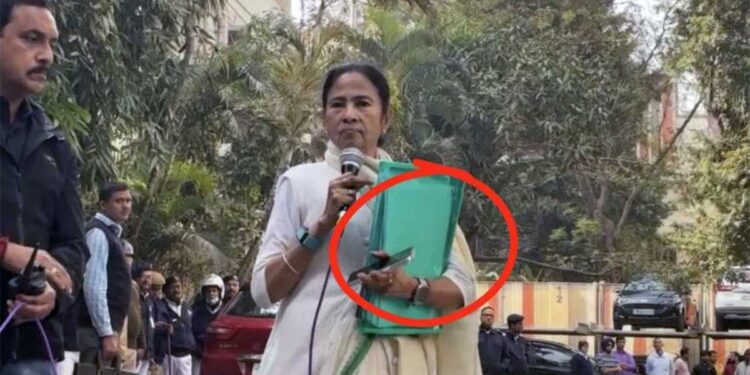 I-PAC रेड पर संग्राम: ममता बोलीं- 'कागज चुराने आए थे'; ED का पलटवार- उल्टा आप लोगों ने हमारे दस्तावेज छीने