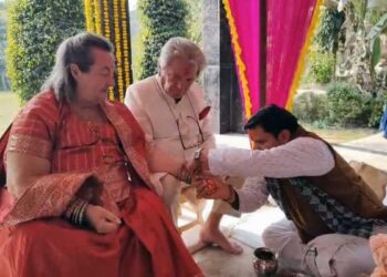 40 साल लिव-इन में रहने के बाद आगरा में लिए सात फेरे, ताजमहल देखने आए फ्रेंच कपल ने हिंदू रीति से रचाई शादी