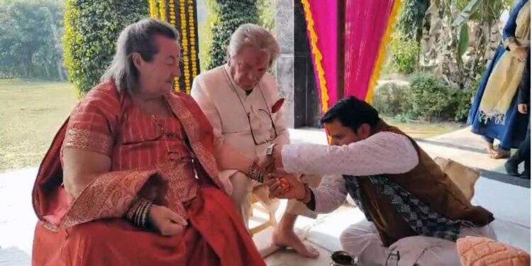 40 साल लिव-इन में रहने के बाद आगरा में लिए सात फेरे, ताजमहल देखने आए फ्रेंच कपल ने हिंदू रीति से रचाई शादी