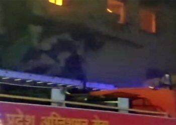 गोरखपुर में धू-धू कर जला जीएसटी ऑफिस, 10 घंटे तक आग से जूझते रहे फायर फाइटर, सारे रिकॉर्ड खाक