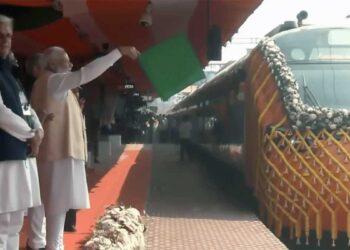 पीएम मोदी ने देश को दी पहली वंदे भारत स्लीपर ट्रेन की सौगात, जानिए रूट और इसकी हाईटेक खूबियां