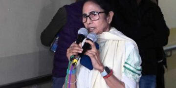 ममता ने छीना फोन, DGP बोले- अरेस्ट कर लेंगे...; बंगाल में ED रेड के दौरान हाई-वोल्टेज ड्रामा, अधिकारियों ने लगाए गंभीर आरोप
