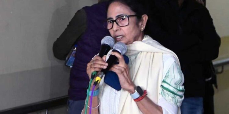 ममता ने छीना फोन, DGP बोले- अरेस्ट कर लेंगे...; बंगाल में ED रेड के दौरान हाई-वोल्टेज ड्रामा, अधिकारियों ने लगाए गंभीर आरोप