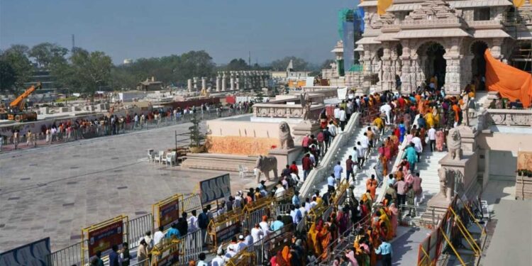 अयोध्या में राम मंदिर गेट पर नमाज पढ़ रहा था कश्मीरी युवक, पुलिस ने तुरंत दबोचा, सुरक्षा एजेंसियां हाई अलर्ट पर
