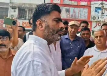 मेरठ: पीड़ित दलित परिवार से मिलने जा रहे सपा सांसद रामजीलाल सुमन को पुलिस ने रोका, टोल पर ही धरने पर बैठे नेता