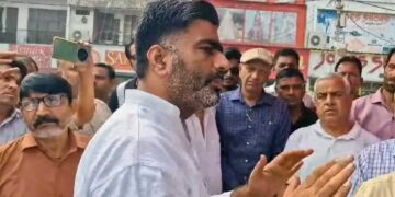 मेरठ: पीड़ित दलित परिवार से मिलने जा रहे सपा सांसद रामजीलाल सुमन को पुलिस ने रोका, टोल पर ही धरने पर बैठे नेता