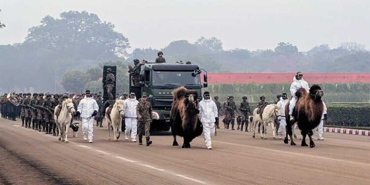 Republic Day 2026: गणतंत्र दिवस परेड में पहली बार दिखेंगे सेना के मूक योद्धा, ऊंट, कुत्ते और बाज करेंगे मार्च