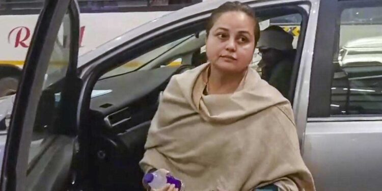 विरासत मिटाने पर तुले हैं अपने ही, लालू यादव की बेटी रोहिणी आचार्य ने इशारों में किस पर साधा निशाना