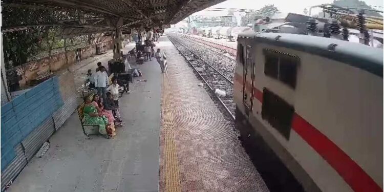 Andhra Pradesh: विशाखापत्तनम में दिल दहला देने वाली घटना, फौजी ने ट्रेन के आगे सिर रखकर दी जान