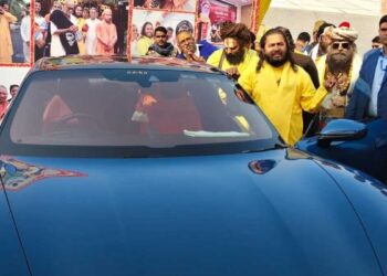 प्रयागराज माघ मेले में सतुआ बाबा का जलवा, डिफेंडर-पोर्श के बाद अब खरीदी डेढ़ करोड़ की मर्सिडीज, देखने के लिए उमड़ी भीड़
