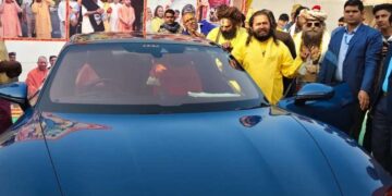 प्रयागराज माघ मेले में सतुआ बाबा का जलवा, डिफेंडर-पोर्श के बाद अब खरीदी डेढ़ करोड़ की मर्सिडीज, देखने के लिए उमड़ी भीड़